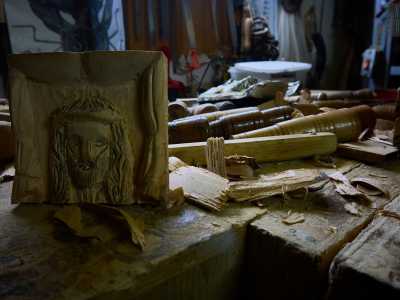 ...e manufatti in legno a carattere religioso...